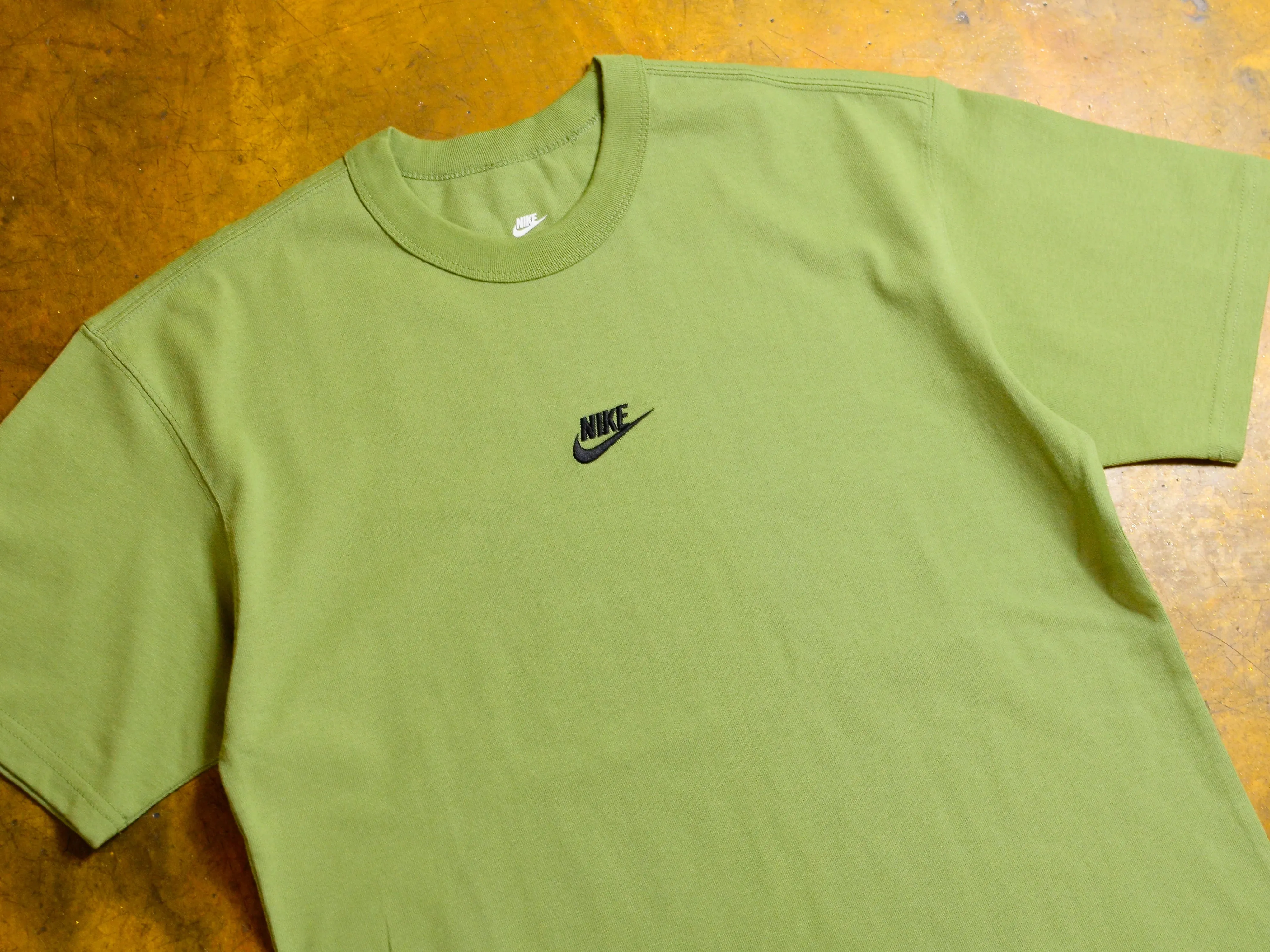 Nike Sportswear Premium Essential Tonal T-Shirt - Alligator / Black