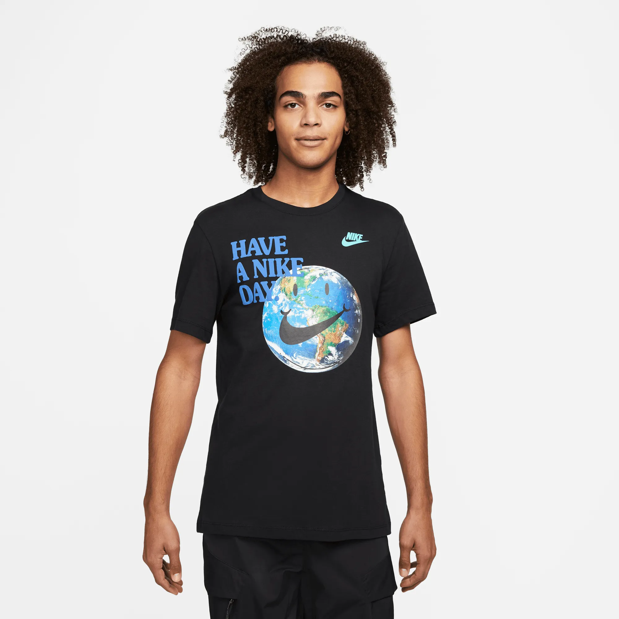 NIKE SPORTSWEAR "GOOD VIBES" TEE (BLACK)