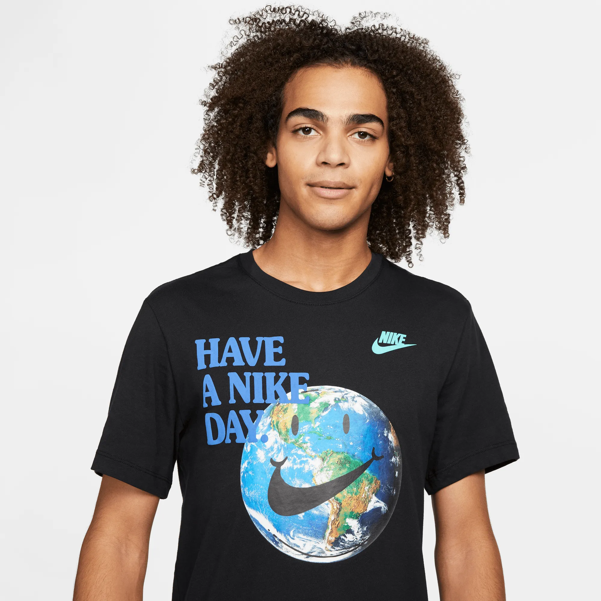 NIKE SPORTSWEAR "GOOD VIBES" TEE (BLACK)