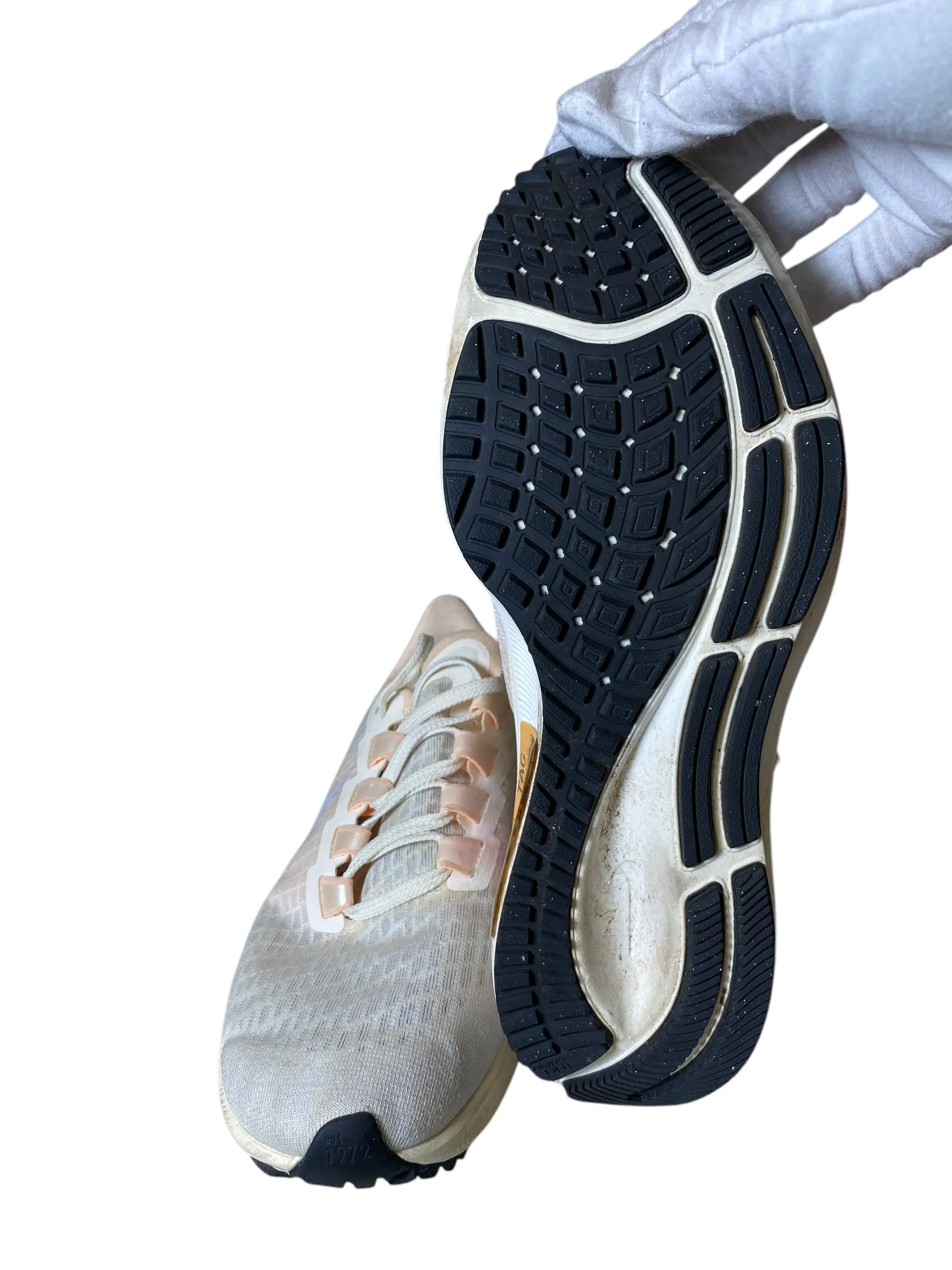 Shoes Sneakers By Nike In Cream, Size: 8 nike